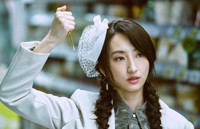 柯佳嬿扮演云之神，造型瞬息万变，过足戏瘾。（三凤制作提供）