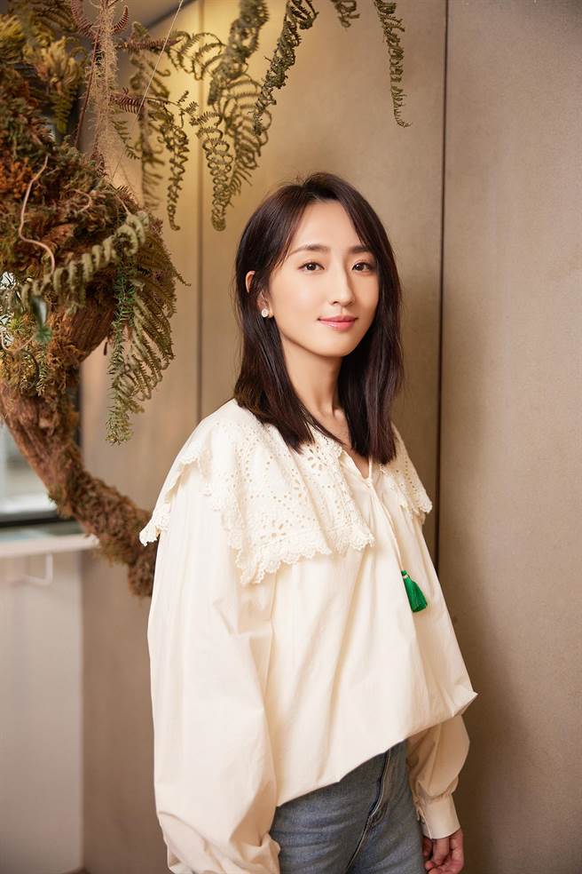 柯佳嬿以视讯方式连线首尔国际电视节，以中、韩文双语发表得奖感言。（三凤制作提供）