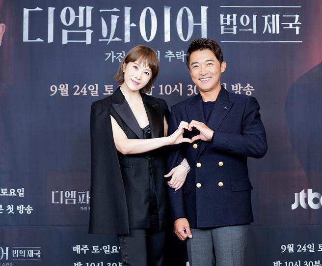 金宣兒（左）和安在旭22日出席《The Empire：法之帝國》首爾記者會。（friDay影音提供）