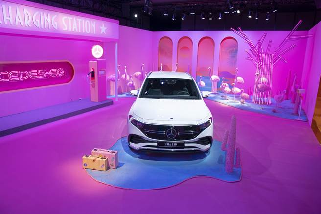 Mercedes-EQ 有著超高效能源管理技術，與你踏足每個夢幻之境 ，圖為 EQA 250。（台灣賓士提供）