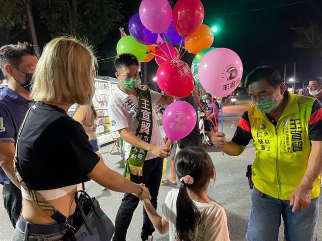 首次参选的南市第一选区民进党新人王宣贸（右三）说，受物价上涨影响，目前主要发放的竞选小物为平易近人、使用性高又广发的气球或便条纸等。（王宣贸提供／张毓翎台南传真）