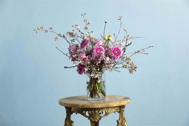 哇哉上课 无海绵插花 木枝固定法_用多余的树枝或花枝，就能代替盆花的插花架构。（哇哉上课提供）