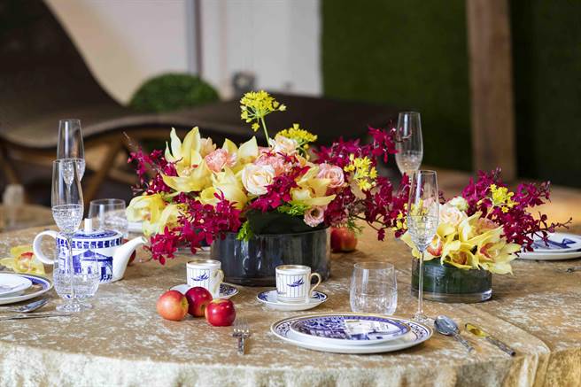 哇哉上课 东方圆桌花_逢年过节家族团聚的中式圆餐桌上，插盆花时要特别注意高度，否则会挡住大家用餐聊天的视线。（哇哉上课提供）