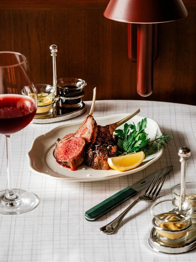 The Standard Grill 澳洲AP顶级谷饲羊排佐绿胡椒酸豆橄榄酱汁。（The Standard Grill 提供）