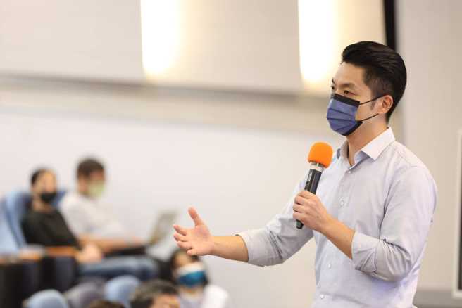 蒋万安分享自己曾失业过的经验，承诺让台北重新成为年轻人实现梦想的应许之地。（图／取自蒋万安脸书）