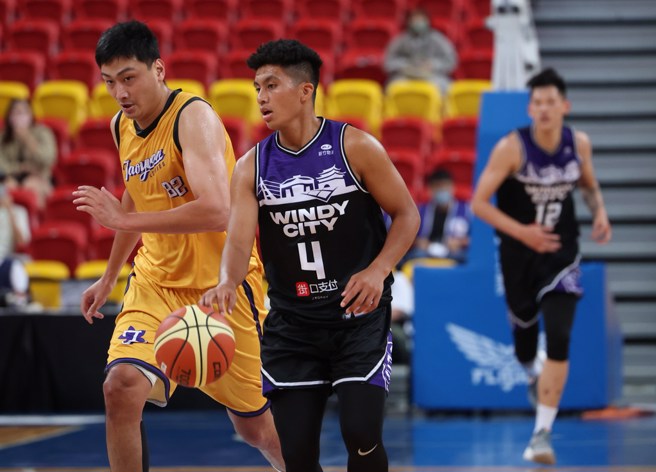 高国豪(中)今天刚好碰上自己24岁生日。(中华篮协提供)