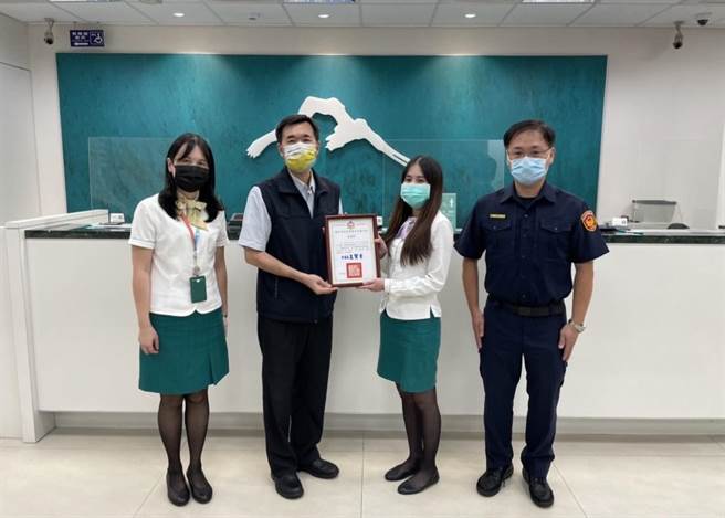 信义分局长亲自到各银行，对拦阻有功行员颁发感谢状及纪念品。(翻摄照片／林郁平台北传真）