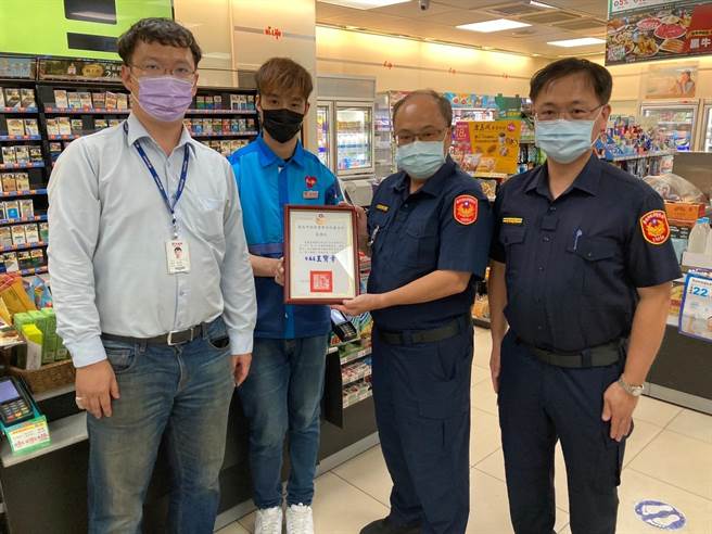 信义分局副分局长林岳宽也到超商表扬机警店员。(翻摄照片／林郁平台北传真）