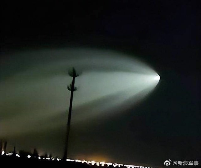 近日新疆夜空驚現不明「扇形光束」，不少人目睹奇景分享引起討論。（圖／翻攝微博-新浪軍事）