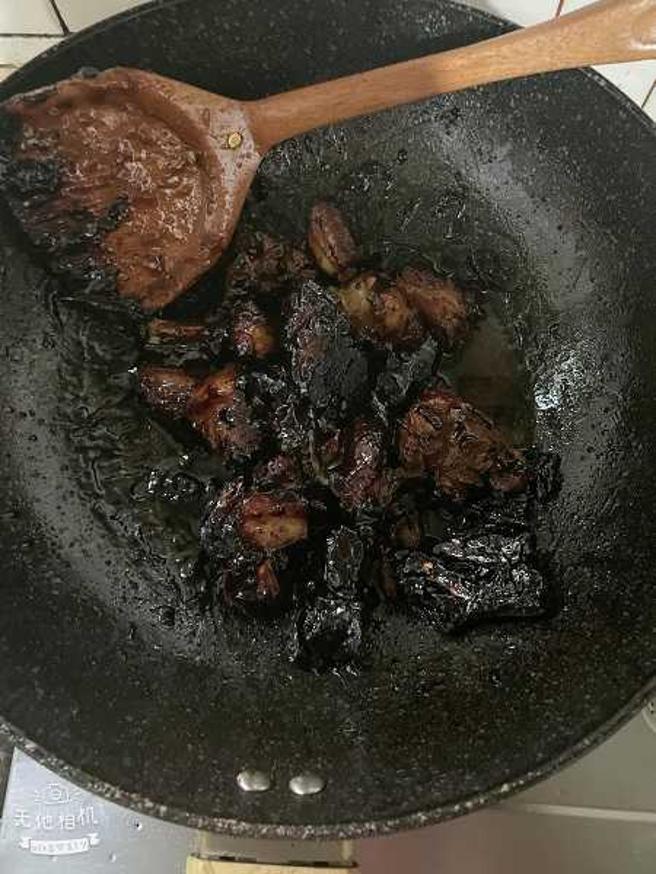 人妻离开2、3分钟去看小孩，回来整个锅子烧焦。（图／翻摄自爆怨公社）