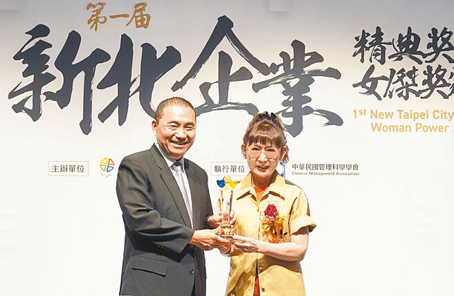 遠百總座徐雪芳（右）獲「新北企業女傑獎」，新北市長侯友宜（左）頒獎。圖／業者提供