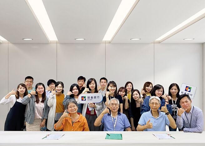 凱基銀積極落實公平待客原則，推出高齡優先接聽及台語專線服務，三位獨立董事（前排三）扮演祕密客，親自體驗，金融友善服務再升級。圖／凱基銀提供