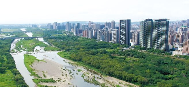 竹北近年豪宅交易升温，其中水岸豪宅成屋后更能展现景观价值，「名发天琚」就打进竹北总价6千万元豪宅榜。图／业者提供