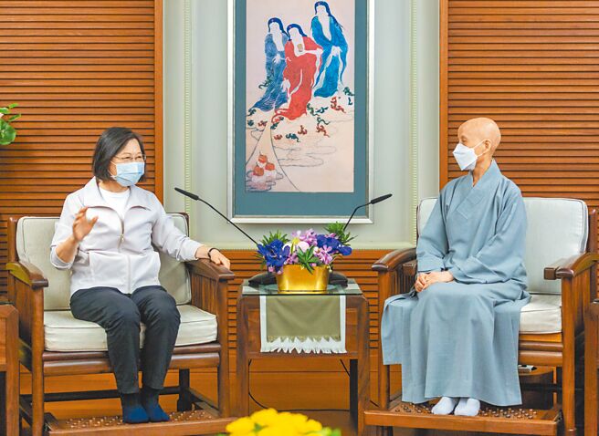 蔡英文总统（左）21日拜会慈济证严法师（右）。（总统府提供）