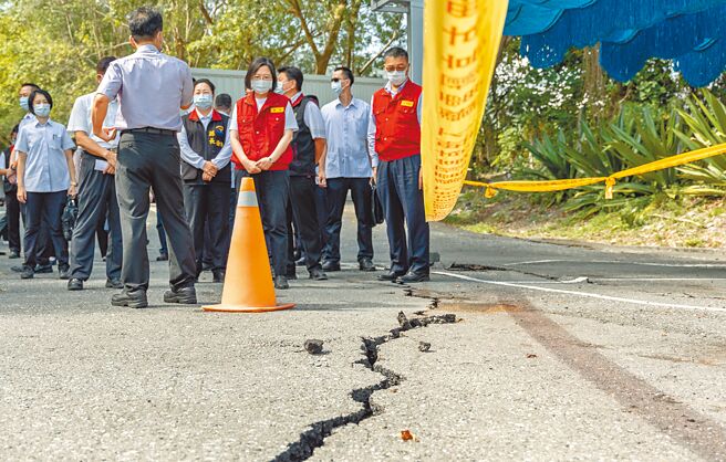 蔡英文總統21日在花蓮縣長徐榛蔚及內政部長徐國勇等人的陪同下，視察「國立玉里高級中學受損情形」。（總統府提供）