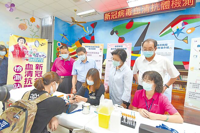 中央流行疫情指挥中心指挥官王必胜表示，国内已有相关监测，但不会做大规模抽血，而是採抽样方式处理。图为2020年彰化县政府与台湾大学公共卫生学院携手，展开全台唯一的新冠肺炎万人血清抗体检测。（彰化县卫生局提供／谢琼云彰化传真）