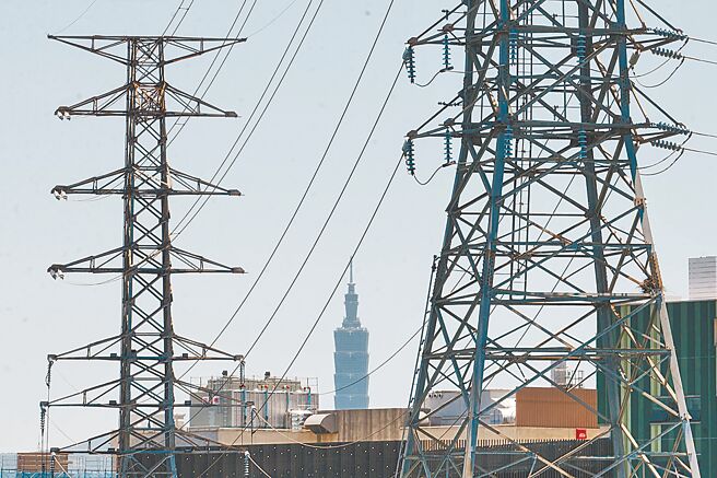 夏季全台高温垄罩，根据台电观测，7月最高用电量追平纪录为4030.1万瓩，备转率剩下7%，供电灯号由绿转黄。（本报资料照片）