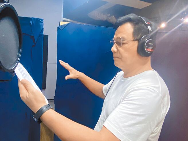 林耕仁近来抢攻中间、年轻选票，连竞选主题曲都请高中热音社创作，自己更亲自演唱，成功翻转蓝军给人老派的刻板印象。（林耕仁提供／陈育贤新竹传真）