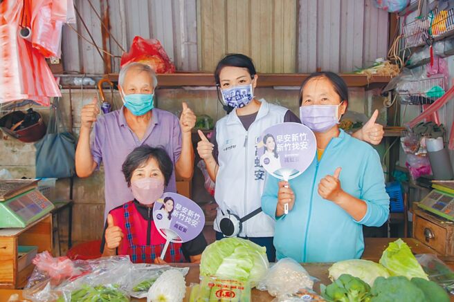 高虹安（右二）近来深入传统市场等扫街，强化陆战，也能打入婆妈、阿北的生活日常。（高虹安提供／王惠慧新竹传真）