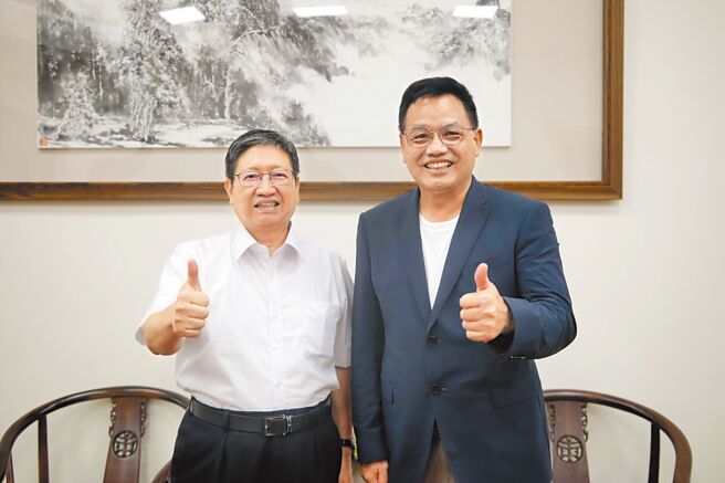 林耕仁（右）強調，蓋輕軌一定要做可行性評估，他更與新竹縣長楊文科達成共識，共同解決大新竹交通問題。（林耕仁提供／陳育賢新竹傳真）