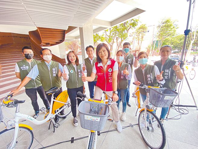 沈慧虹（中）表示，輕軌不只紓解園區上下班人潮，學生和行動不便者都能自由出行，真正實現交通平權，未來更可結合智慧和綠色大眾運具串聯大新竹生活圈。（陳育賢攝）