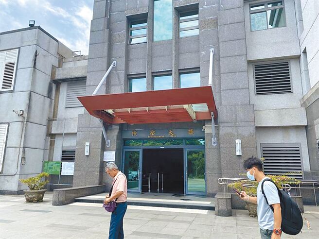 花莲县凤林镇某里许姓里长参选人参选前在脸书发文，以提供「免费洗车」劳务方式换取选民支持，参选后虽删文，但检调传讯调查后仍认为涉嫌违反《公职人员选罢法》，谕知3万元交保，为县内首起执行搜索的查贿案。图为花莲地检署。（本报资料照片）