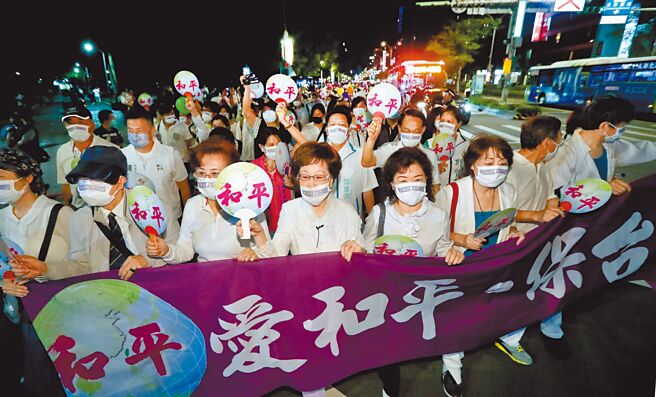 前副總統呂秀蓮（前排中）21日發起「愛和平、保台灣」遊行活動，帶領民眾在台北市街頭遊行，高喊「愛和平、保台灣」的口號。圖中呂秀蓮後方是前立委鄭寶清。（鄭任南攝）