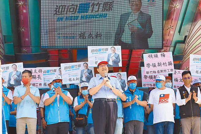 新竹縣長楊文科（中）澄清台知園區屬區段徵收，與新竹科學園區的一般徵收不同。（邱立雅攝）