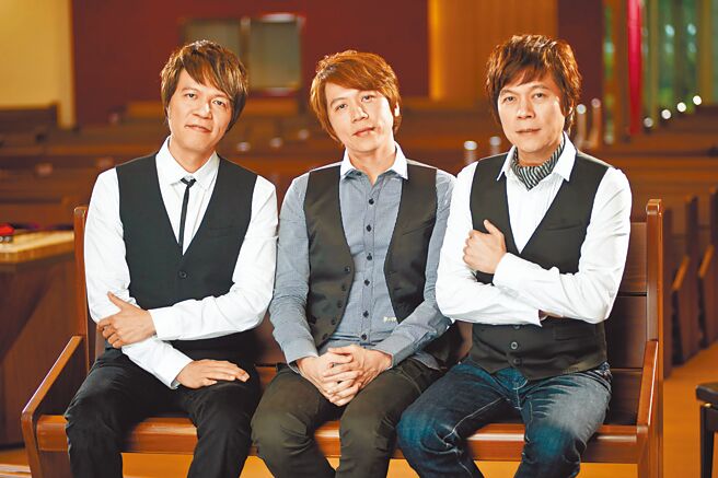 洪荣良（左起）、洪敬尧及洪荣宏十分思念父亲洪一峰。（财团法人洪一峰文化艺术基金会提供）