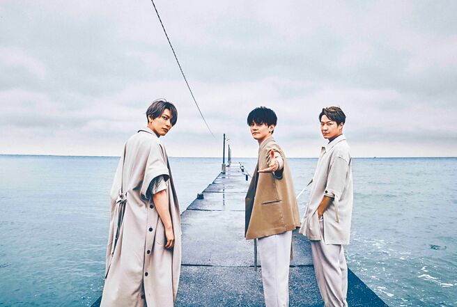 「Lead」成员键本辉（左起）、古屋敬多、谷内伸也今年迎接出道20周年。（Pony Canyon提供）