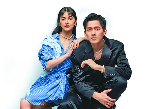 夏胧（左）与吴念轩为宣传《仙女姐姐来我家》接受本报邀请拍摄MIKIMOTO时尚专题，两人在镜头前CP放闪、笑声不断，与剧情如出一辙。（JOJ PHOTO摄，服装提供／MSGM女装、Moschino男装）