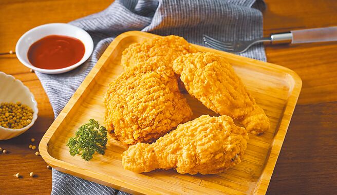 OKmart堪稱超商炸雞始祖，炸雞類品項最高銷量單日可達5千隻，香酥棒腿、腿排都買得到，售價60元。（OKmart提供）