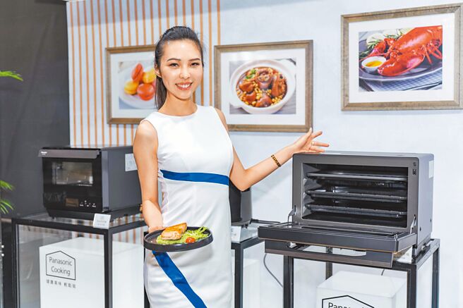 Panasonic蒸烘烤微波炉自动料理食谱多达396道，并搭载64眼红外线侦测温度。（吴松翰摄）