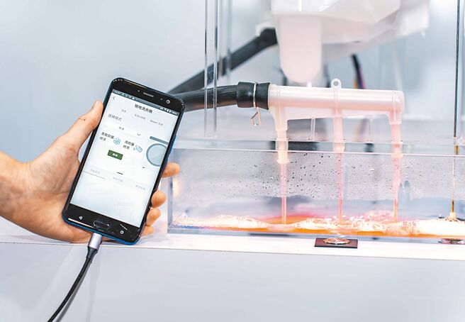透过Home IoT串联，外出时能透过手机遥控洗衣，让家事更便利。（吴松翰摄）