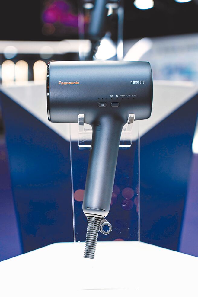Panasonic极润奈米水离子吹风机，水分可提升20％，滋润头皮。（吴松翰摄）