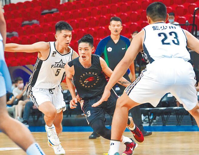 跨联盟篮球邀请赛T1台南台钢猎鹰107比89击溃PLG RISING STARS，取得两联盟对抗2连胜，新秀谷毛唯嘉（中）单场24分，是猎鹰能够拿下2连胜的最大功臣。（T1联盟提供）