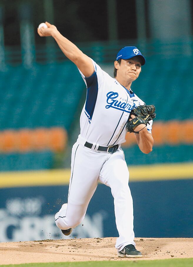 富邦悍将迎战味全龙，富邦悍将先发投手江少庆主投7局失2分，送给对手8连败。（陈怡诚摄）