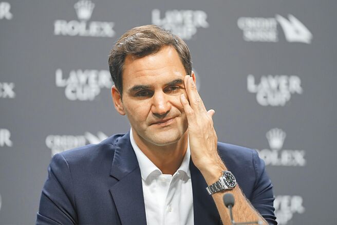 决定退役的瑞士天王费德勒，昨在赖佛杯赛前记者会上流下令人不舍的英雄泪。（美联社）
