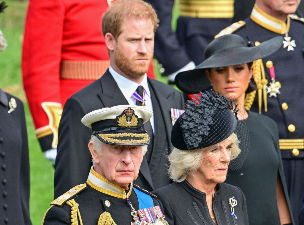 萨塞克斯公爵夫妇哈利和梅根9月19日在伦敦出席英国女王的国葬仪式时表情凝重，前为英国查尔斯和王后卡蜜拉。（路透）(photo:ChinaTimes)