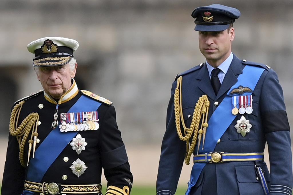 英王查尔斯和长子威尔斯亲王威廉身穿军装，19日准备在温莎城堡圣乔治礼拜堂（St George's Chapel）出席女王下葬仪式的神情。（美联社）(photo:ChinaTimes)