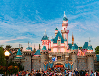 遊客變少、營收卻創新高！一款App看迪士尼樂園漲價魔法