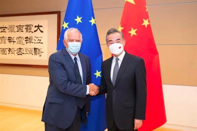 中国国务委员兼外长王毅在纽约会见欧盟外交与安全政策高级代表博雷利。（中国外交部官网）