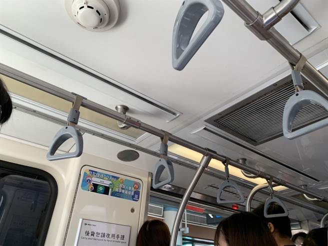 北捷文湖線異常「停住不動」，乘客卡車上傻眼。（讀者提供）