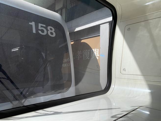 北捷文湖線異常「停住不動」，乘客卡車上傻眼。（讀者提供）