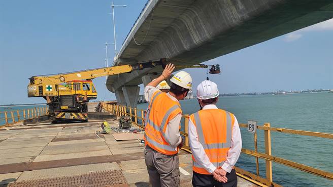 金门大桥近日遭网友拍摄到部分桥底有钢筋外露情形，施工团队派员巡检并着手改善补强(图金门县政府提供)