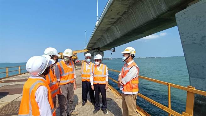 金门县副县长李增财与工务处人员赴现地瞭解处理进度，并请高公局就其成因进行改善(图金门县政府提供)