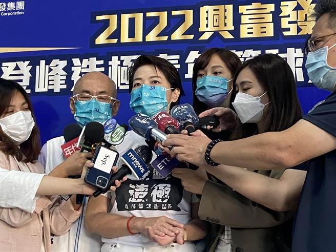 无党籍台北市长参选人黄珊珊今上午出席「2022兴富发登峰造极青年篮球邀请赛」，会后接受联访。（陈薏云摄）