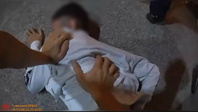 少年友人群聚于派出所门口滋扰，全数被警方带回。（警方提供）