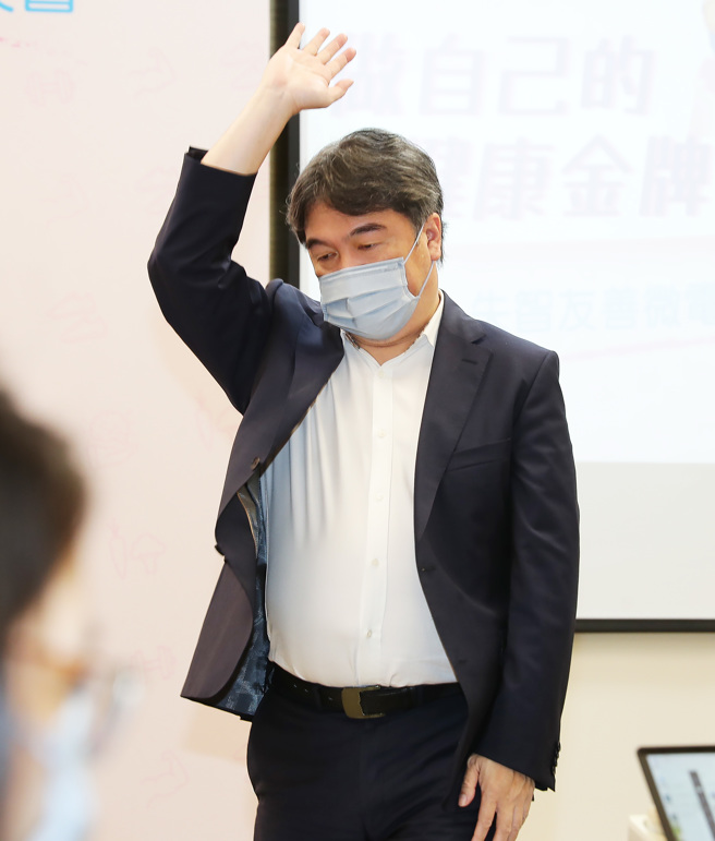 中央疫情中心指揮官王必勝23日出席失智症活動透露今本土3.9萬例確診。（季志翔攝）