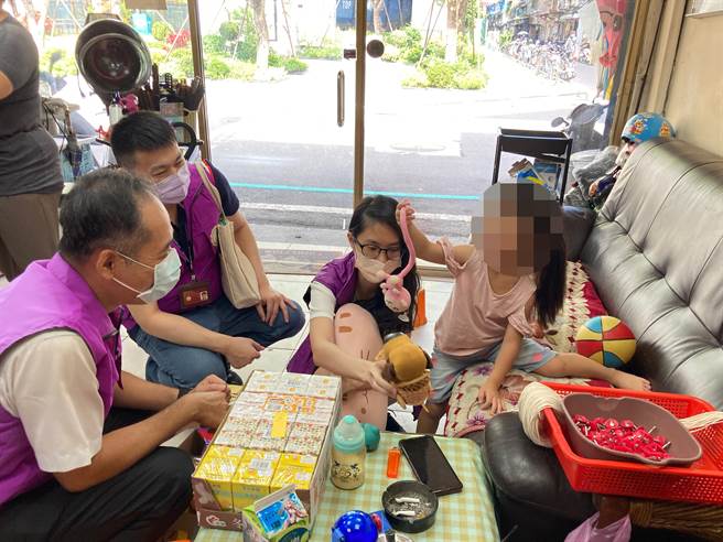 行政执行署新北分署同仁除了捐赠爱心红包、物资外，也替年幼的孩子准备玩具。（行政执行署新北分署提供）